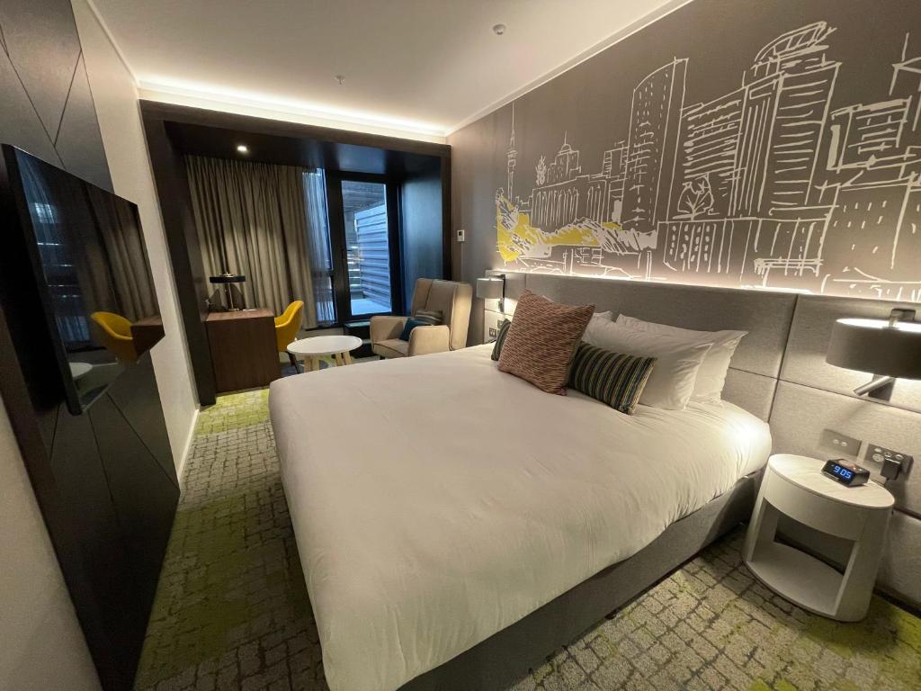 Mercure Auckland Queen Street - Superior King Room