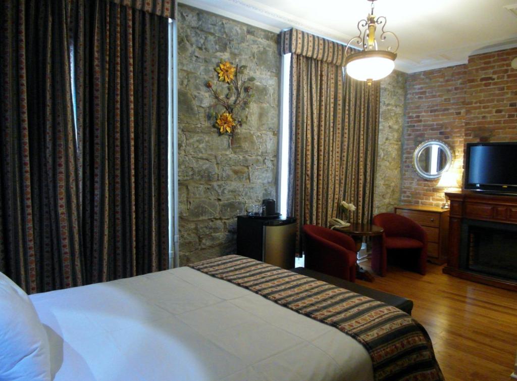 Postel nebo postele na pokoji v ubytování Hôtel Manoir de l'Esplanade