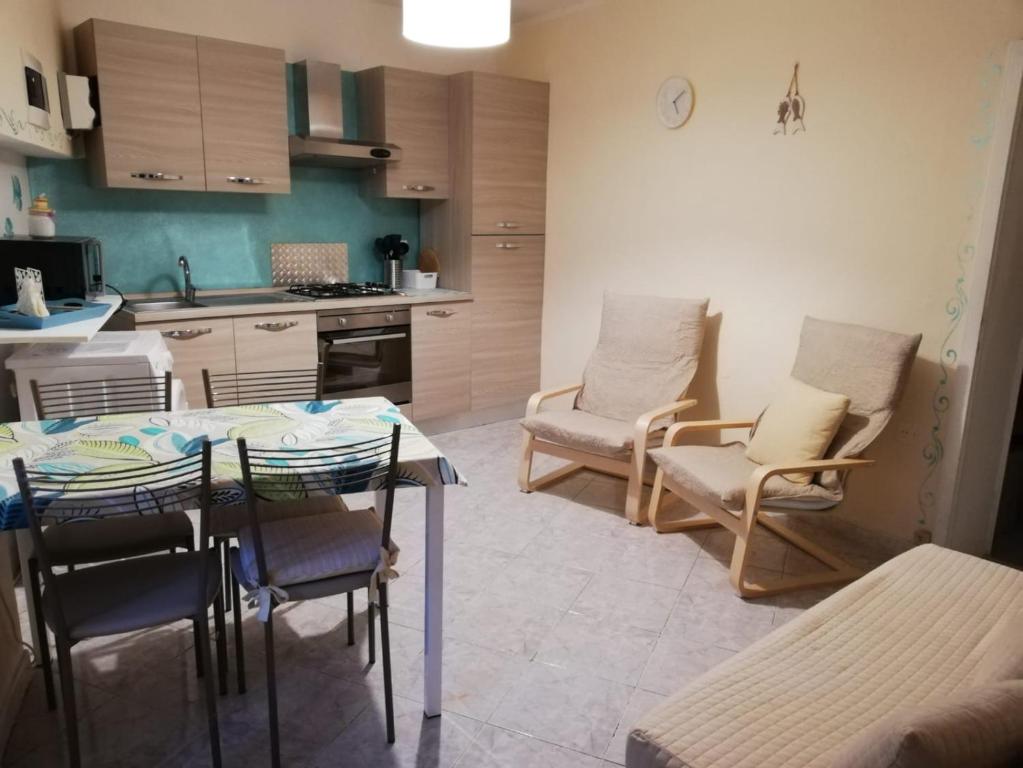 una cucina con tavolo e sedie in una stanza di Casa Milena a Rio Marina