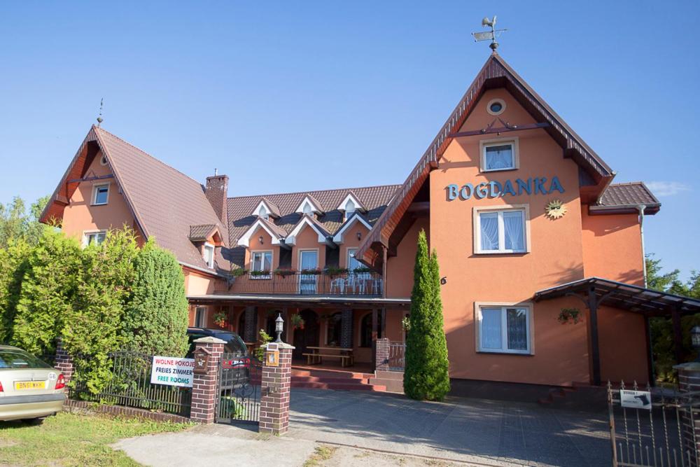 a large building with a sign that reads roost inn at Pensjonat Bogdanka in Trzęsacz