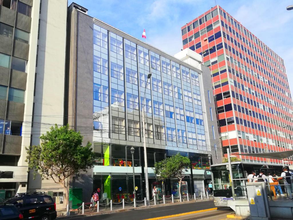 um grande edifício de vidro com pessoas na frente dele em Hotel Diamond Lima em Lima