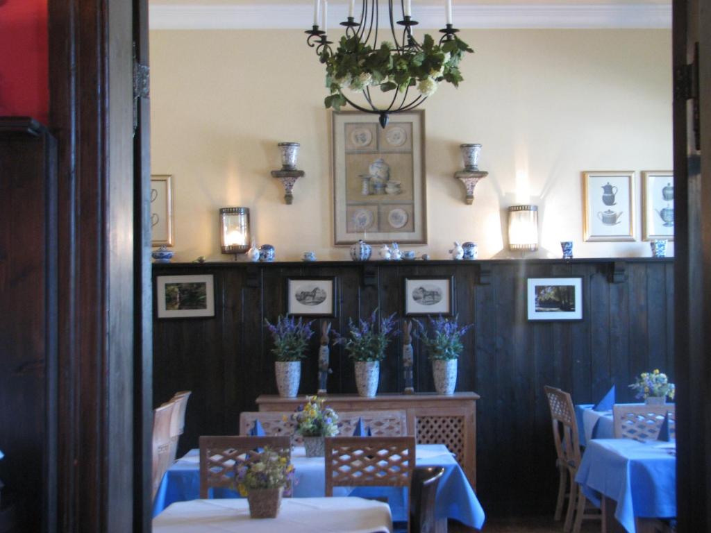 Restaurace v ubytování Gasthaus und Pension "Zum Hauenden Schwein"