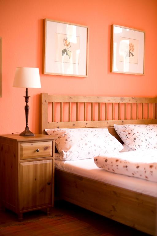 Postel nebo postele na pokoji v ubytování Gasthaus und Pension "Zum Hauenden Schwein"