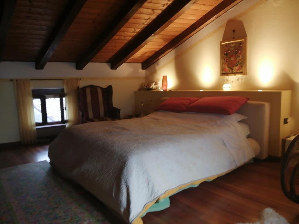 una camera con un grande letto di BeB da Paolo con vista Lago a San Zeno di Montagna