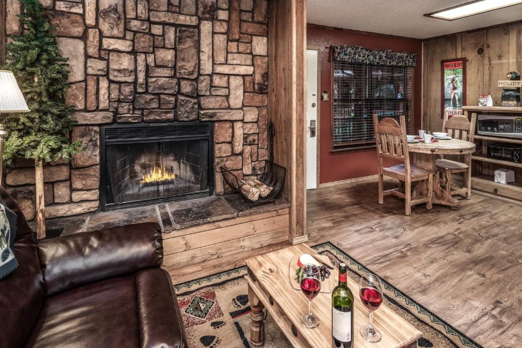 a living room with a fireplace and a couch at Shadow Mountain Lodge and Cabins in Ruidoso