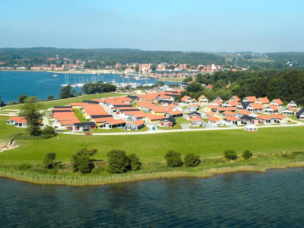 een luchtzicht op een resort in de buurt van een waterlichaam bij 4 person holiday home on a holiday park in Gråsten in Gråsten