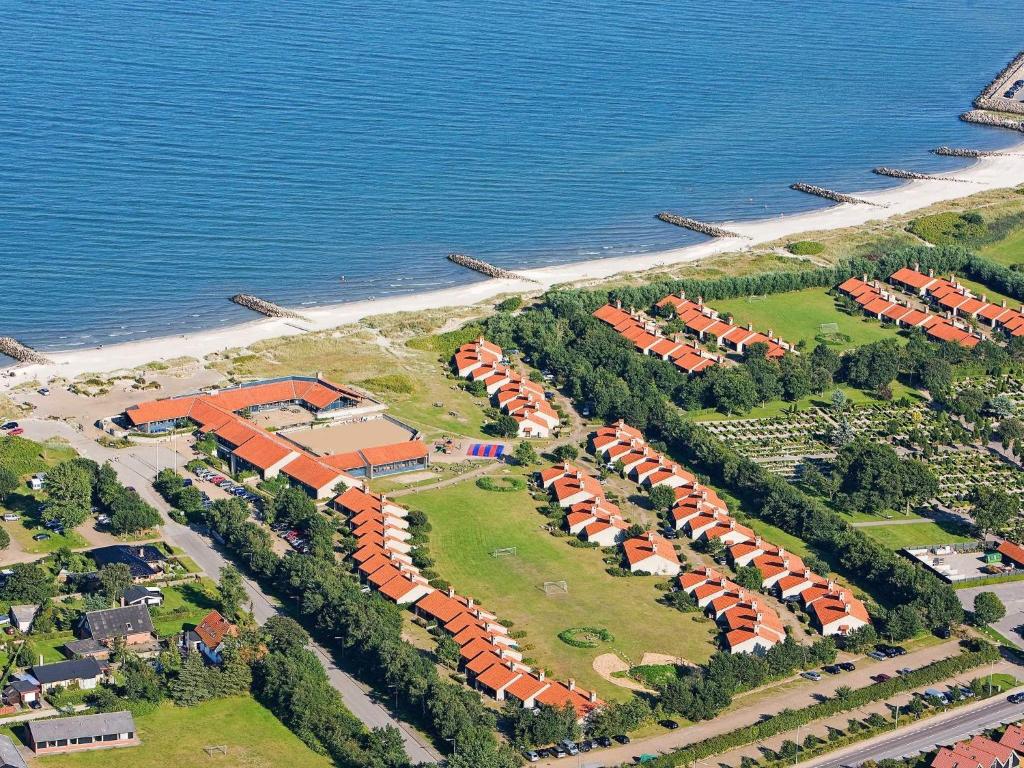 uma vista aérea de um resort perto da água em 6 person holiday home on a holiday park in S by em Sæby