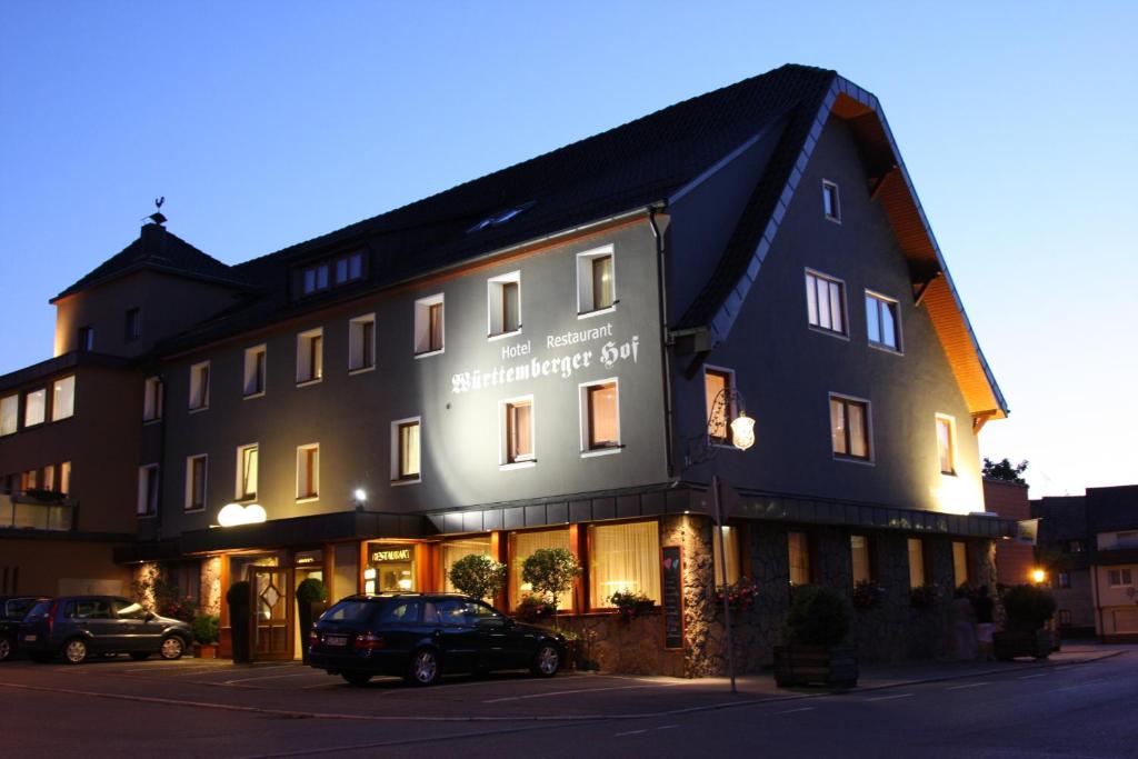 un edificio con un coche aparcado delante de él en Hotel Württemberger Hof Garni, en Rotemburgo