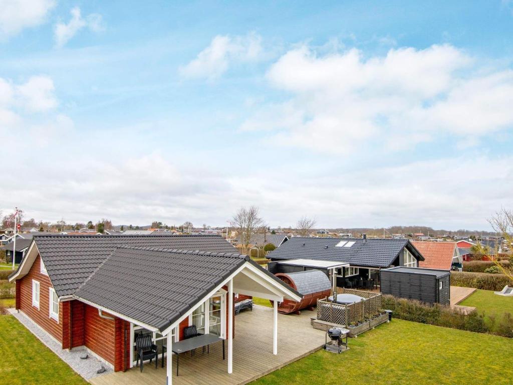 Hejlsにある6 person holiday home in Hejlsの屋根に太陽光パネルを敷いた家