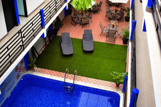 Bazén v ubytování Hotel Castillo Del Rey nebo v jeho okolí