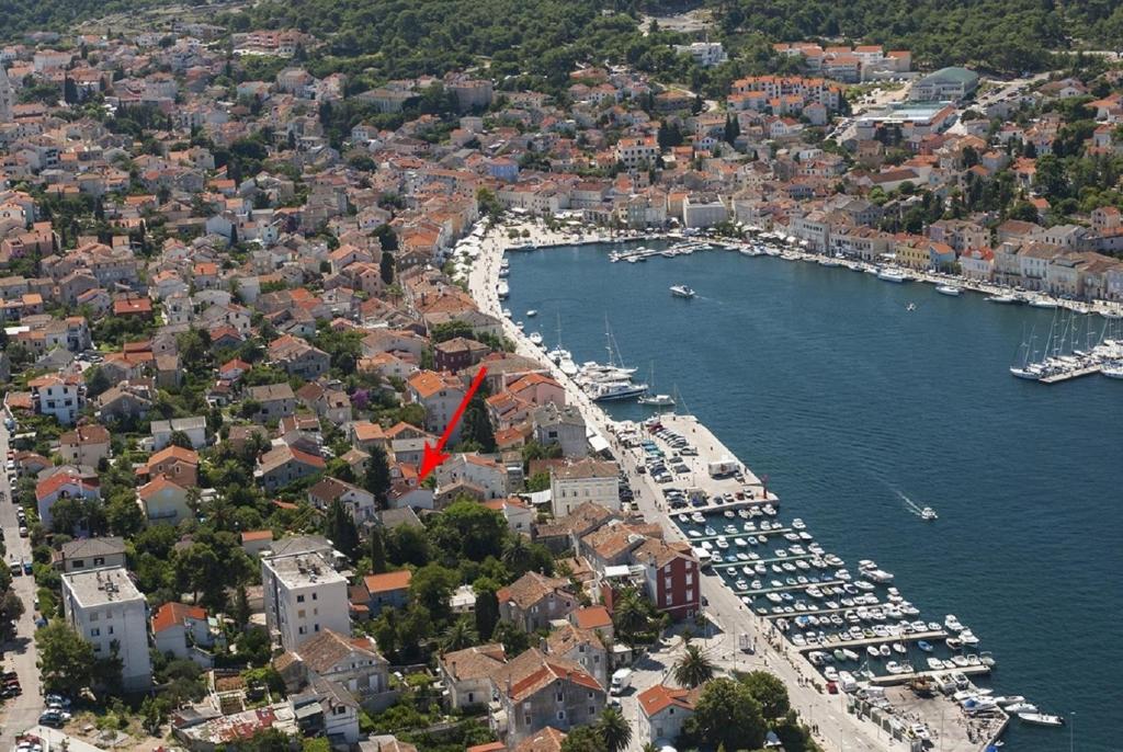 - une vue aérienne sur un port avec des bateaux dans l'eau dans l'établissement Apartments Ivan - 50 m from sea, à Mali Lošinj