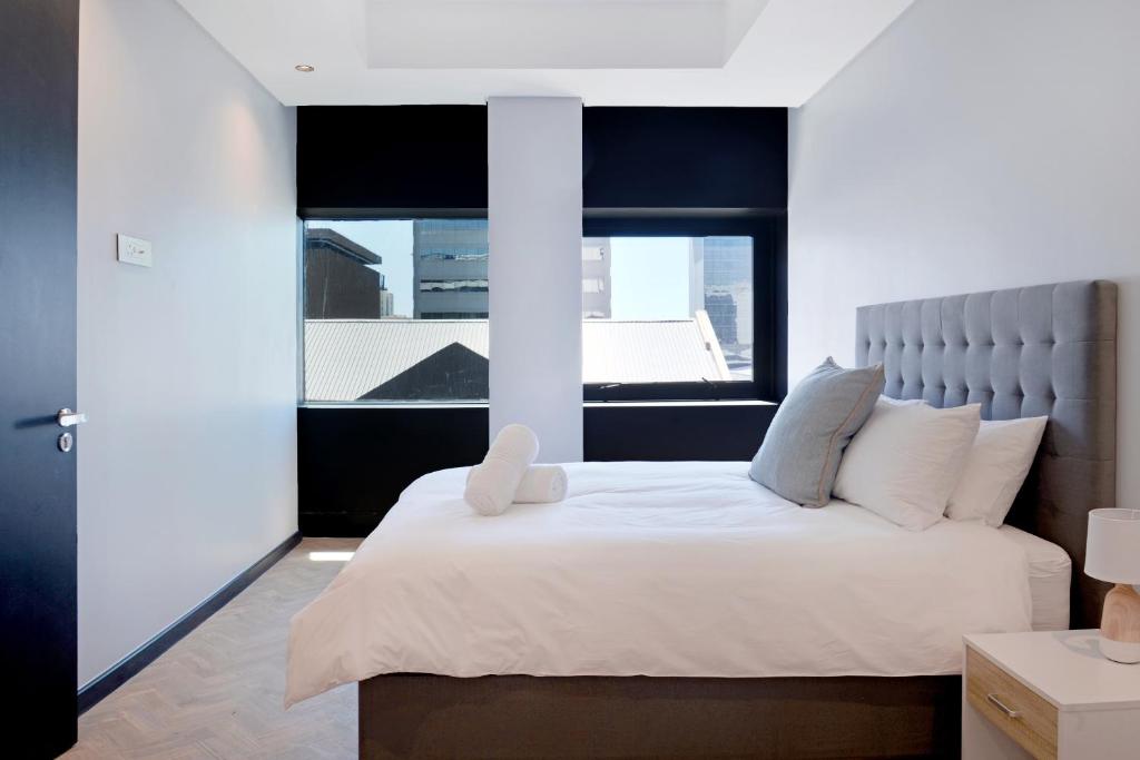 ケープタウンにあるCity Explorer - No Load Sheddingのベッドルーム1室(大きなベッド1台、大きな窓付)