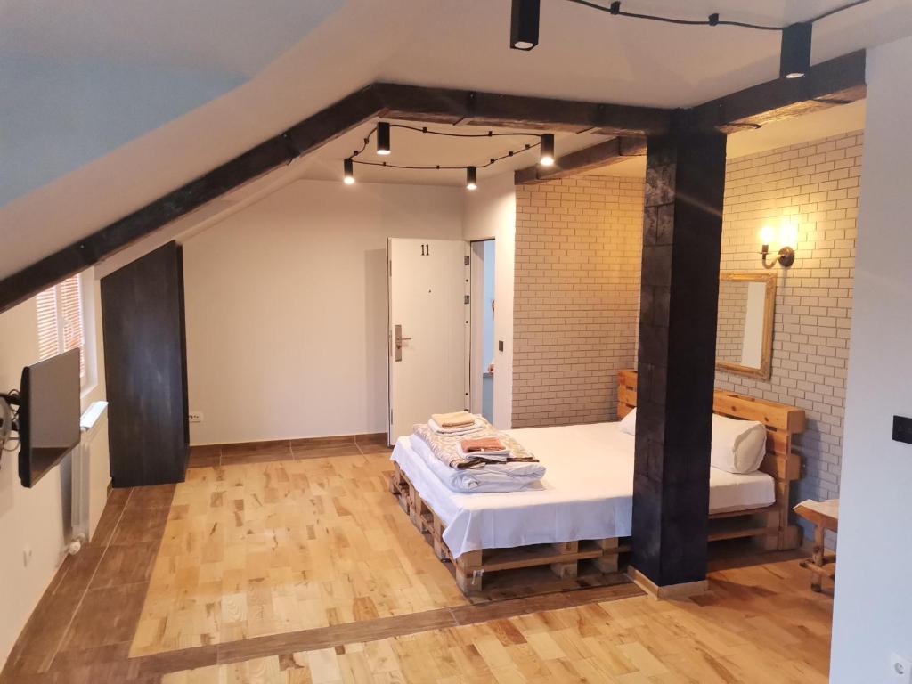 ein Zimmer mit einem Bett in der Mitte in der Unterkunft Airport Apartments in Belgrad