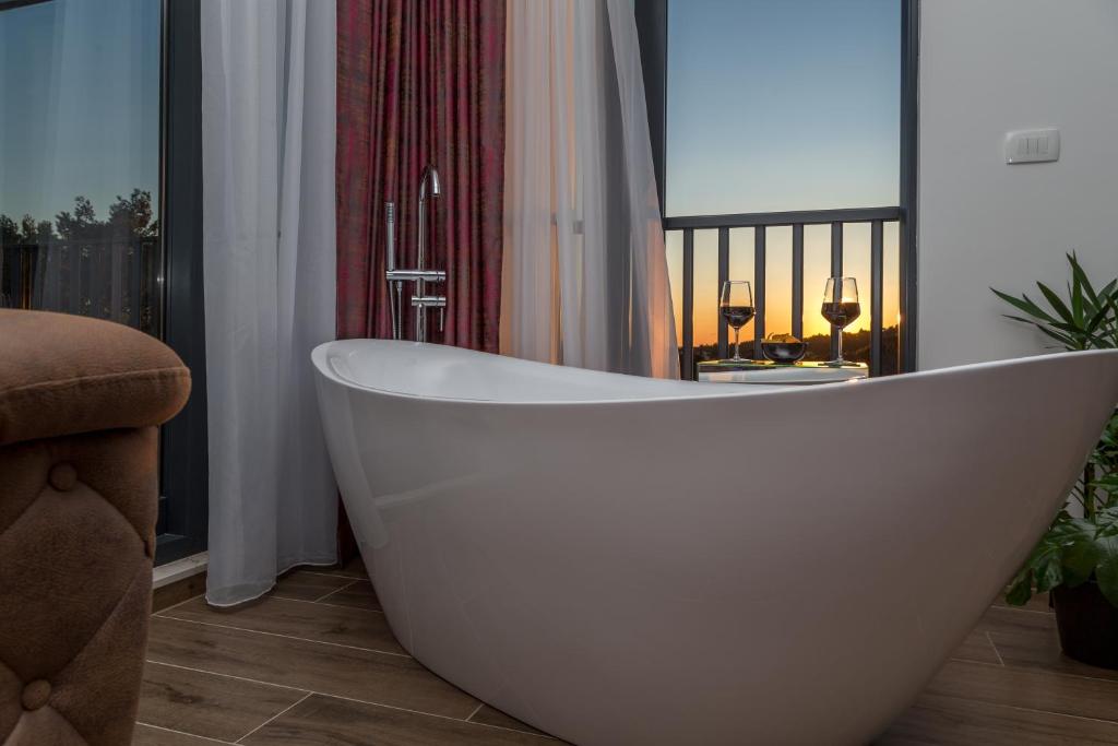 uma banheira branca num quarto com uma janela em Pleasure Bol em Bol