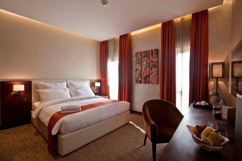 Postel nebo postele na pokoji v ubytování Zubarah Hotel
