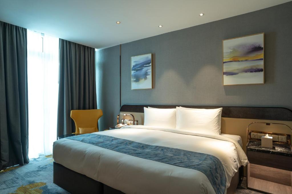 Postel nebo postele na pokoji v ubytování Ames Hotel