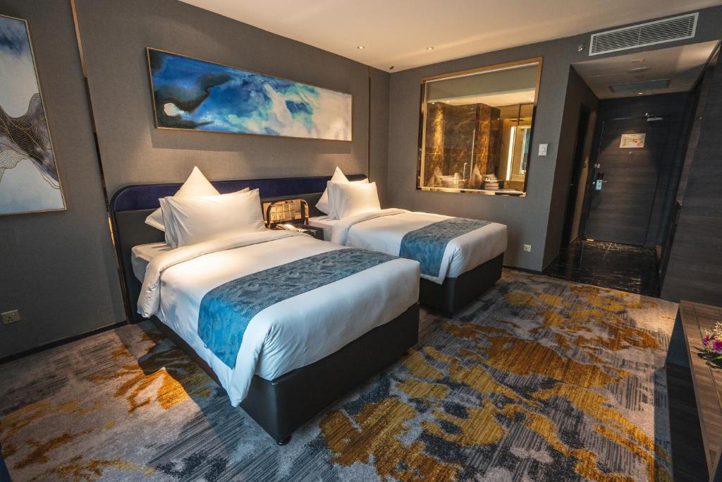 Postel nebo postele na pokoji v ubytování Ames Hotel
