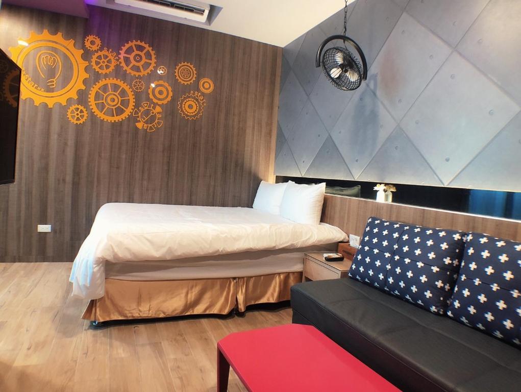 Habitación de hotel con cama y sofá en Xingqing Seaview Homestay en Magong