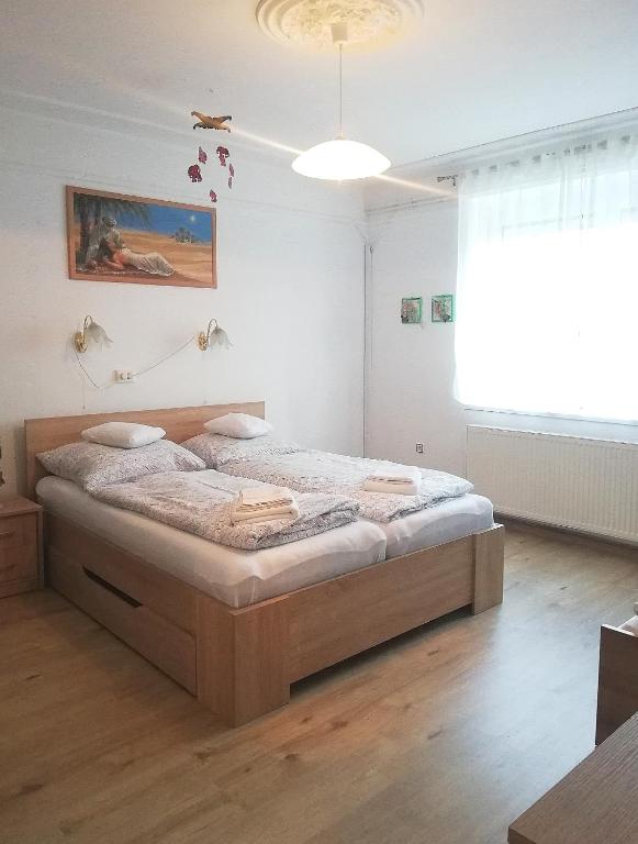 Postel nebo postele na pokoji v ubytování szt.flórián