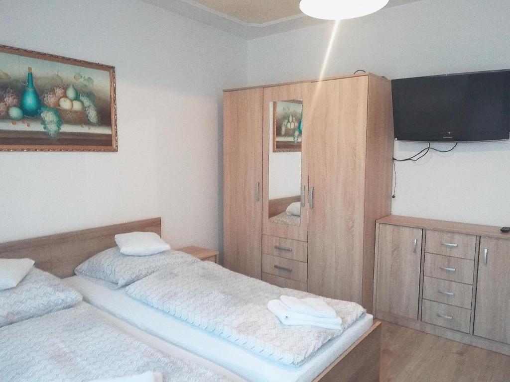 Postel nebo postele na pokoji v ubytování szt.flórián