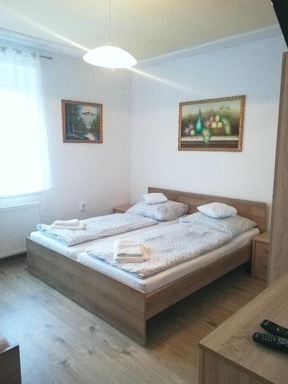 Postel nebo postele na pokoji v ubytování szt.flórián