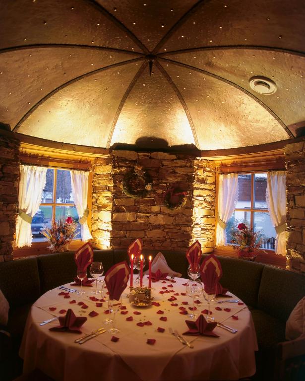 Reštaurácia alebo iné gastronomické zariadenie v ubytovaní Alpenhotel Ernberg