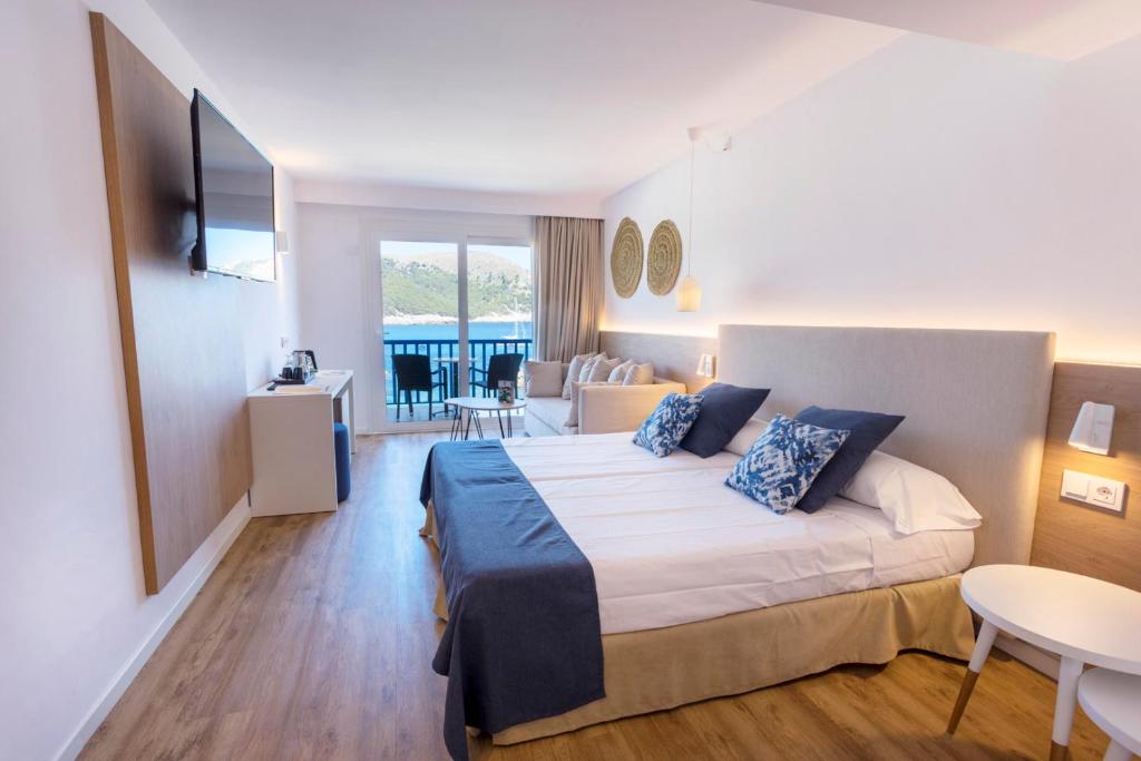 Postel nebo postele na pokoji v ubytování Parque Nereida Suites Hotel