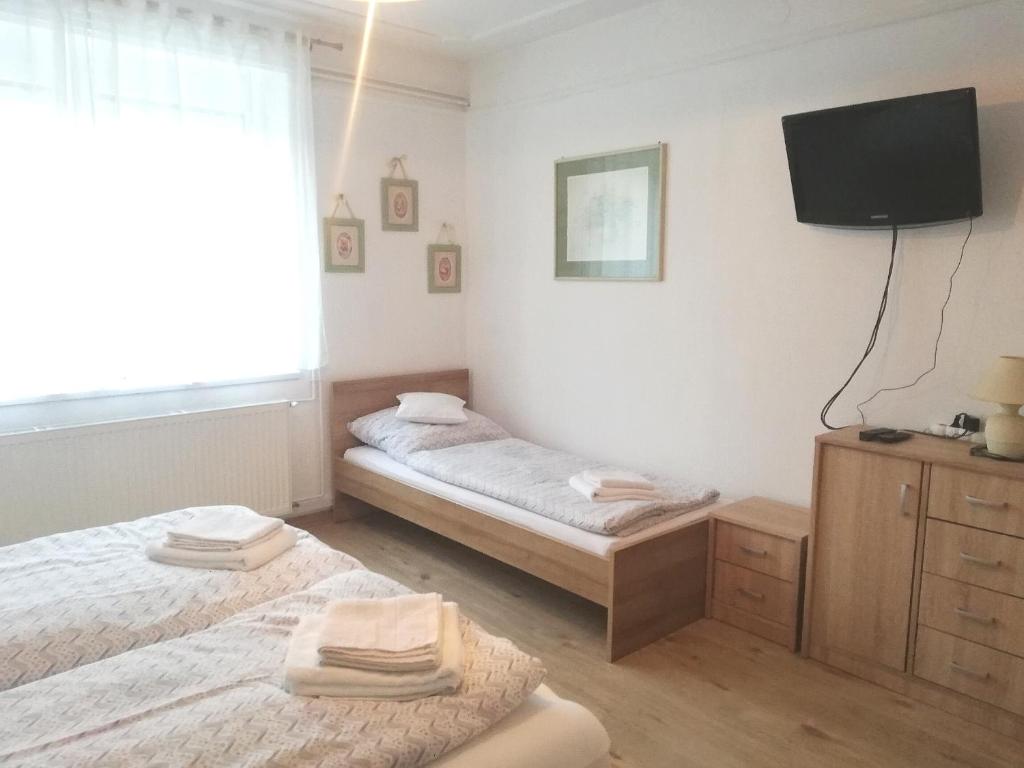 Postel nebo postele na pokoji v ubytování szt.flórián