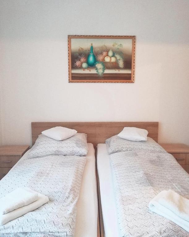 Postel nebo postele na pokoji v ubytování szt.flórián
