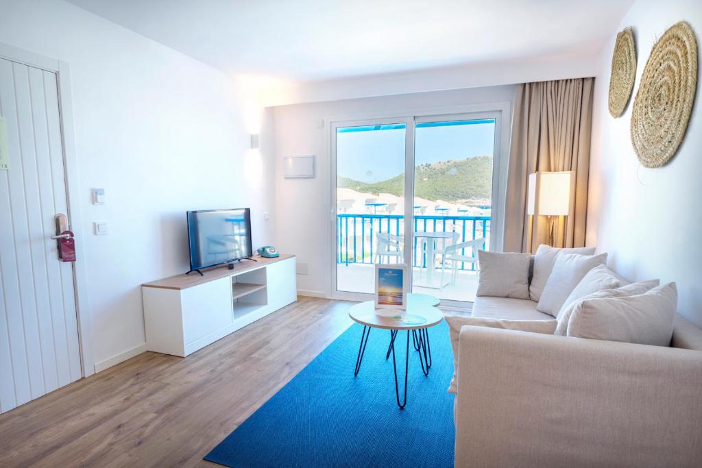 TV a/nebo společenská místnost v ubytování Parque Nereida Suites Hotel