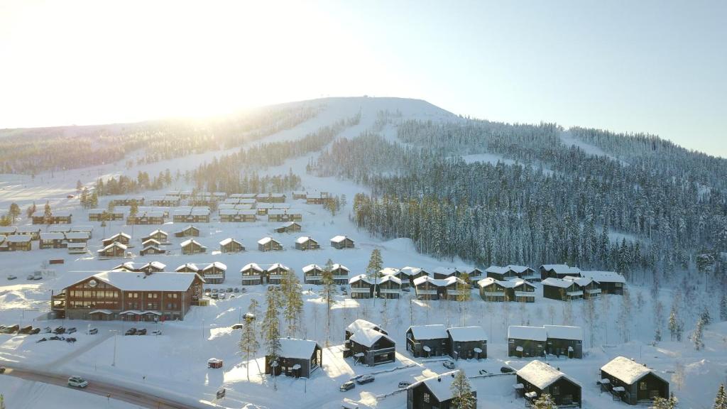 uma vista aérea de um resort na neve em Mountain Lodge em Stöten