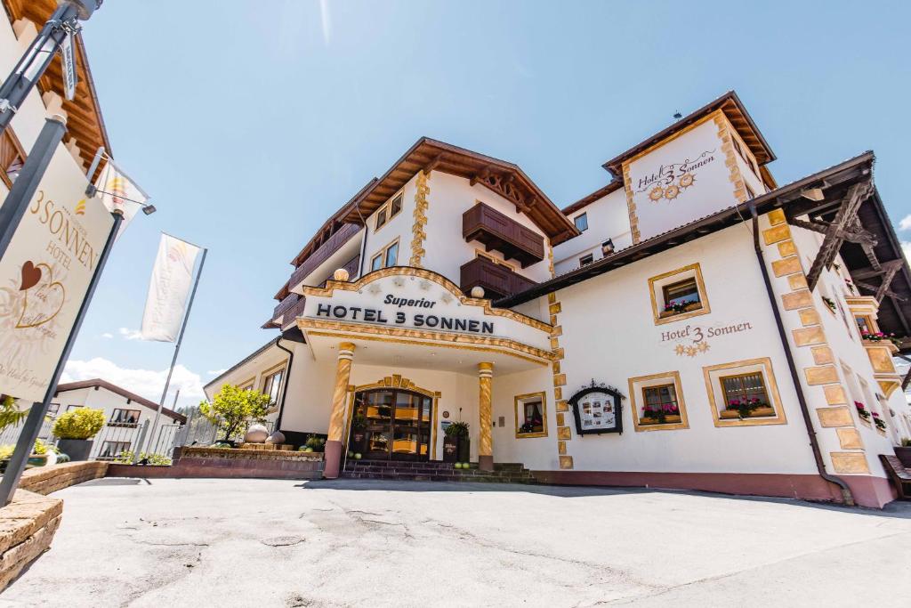 ein Hotel mitten in einer Straße in der Unterkunft Hotel DreiSonnen in Serfaus