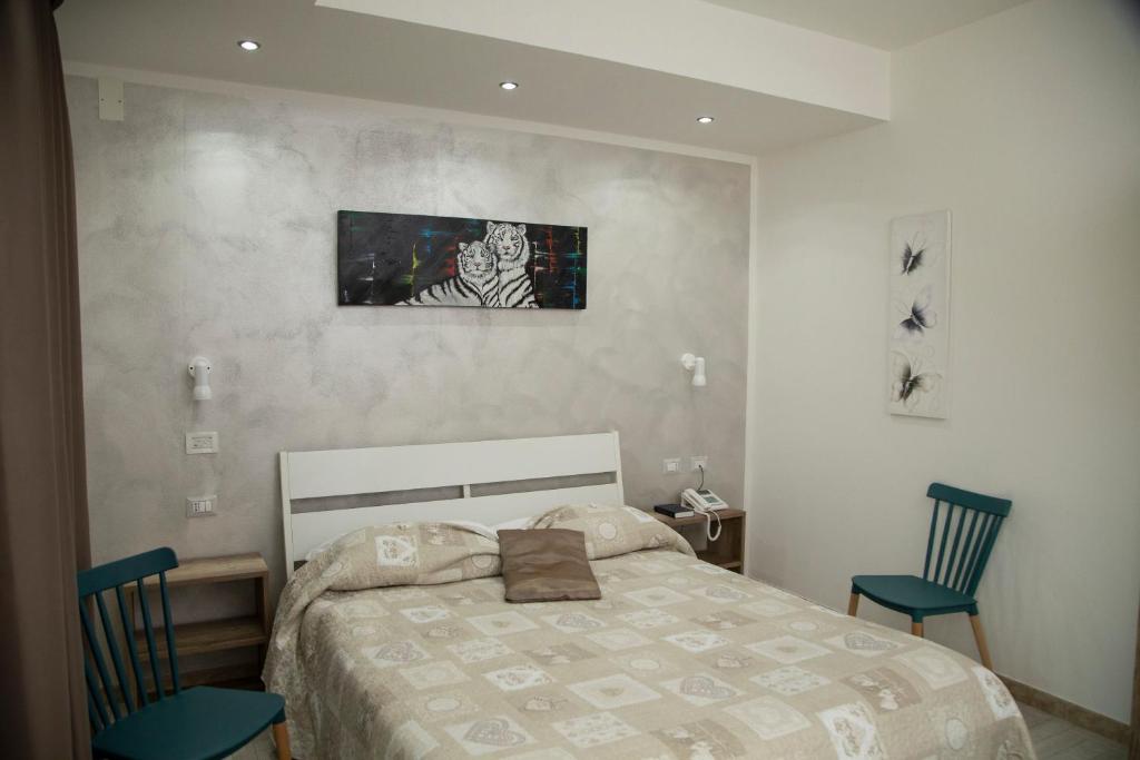 Un pat sau paturi într-o cameră la Leon D'Oro