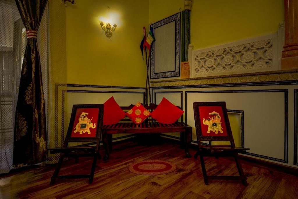 Posezení v ubytování The Umaid Vilas Royal Heritage Haveli