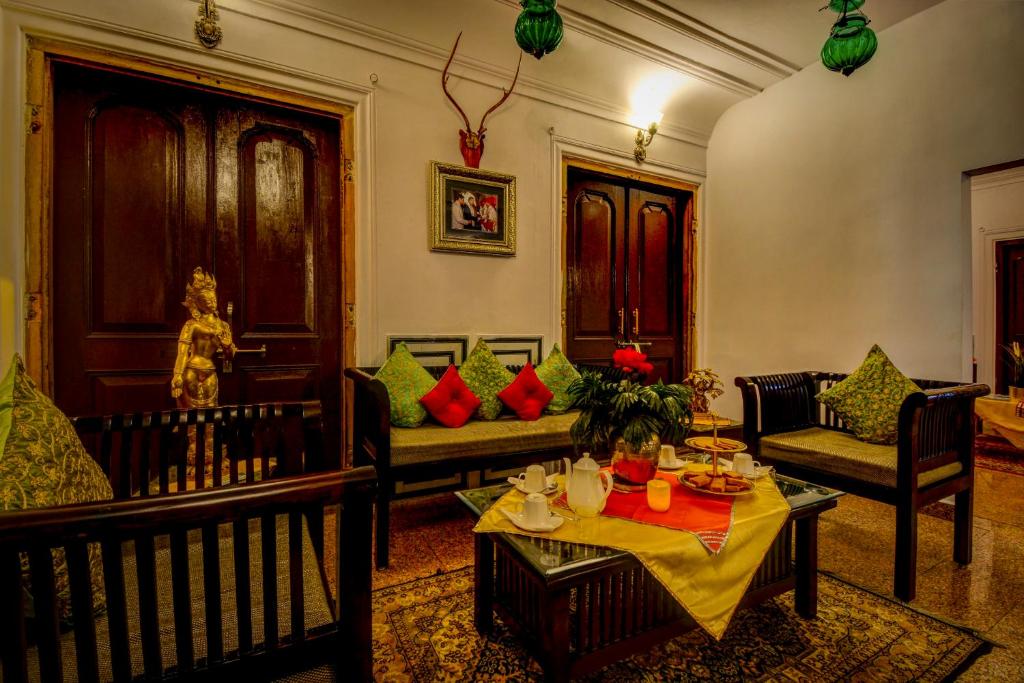Posezení v ubytování The Umaid Vilas Royal Heritage Haveli