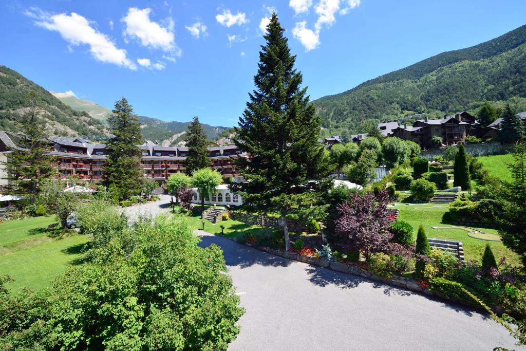 una vista aerea di un resort con montagne sullo sfondo di Hotel Coma a Ordino