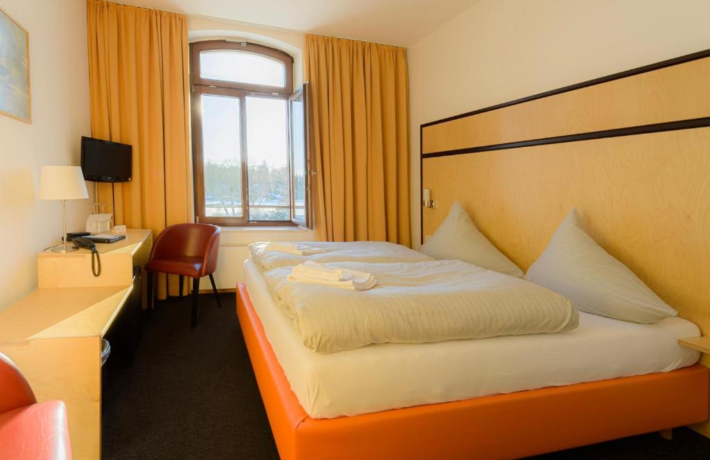 Postel nebo postele na pokoji v ubytování Hotel Am Tiefwarensee