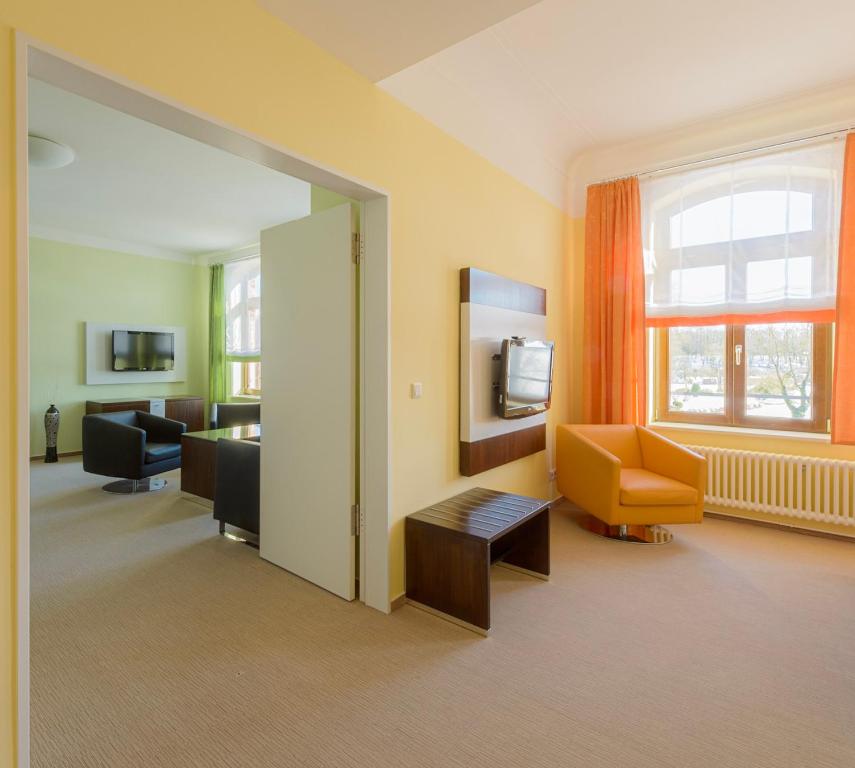 TV a/nebo společenská místnost v ubytování Hotel Am Tiefwarensee