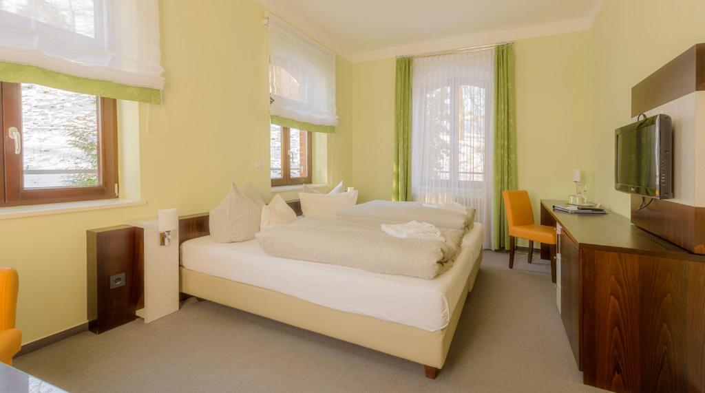 Postel nebo postele na pokoji v ubytování Hotel Am Tiefwarensee