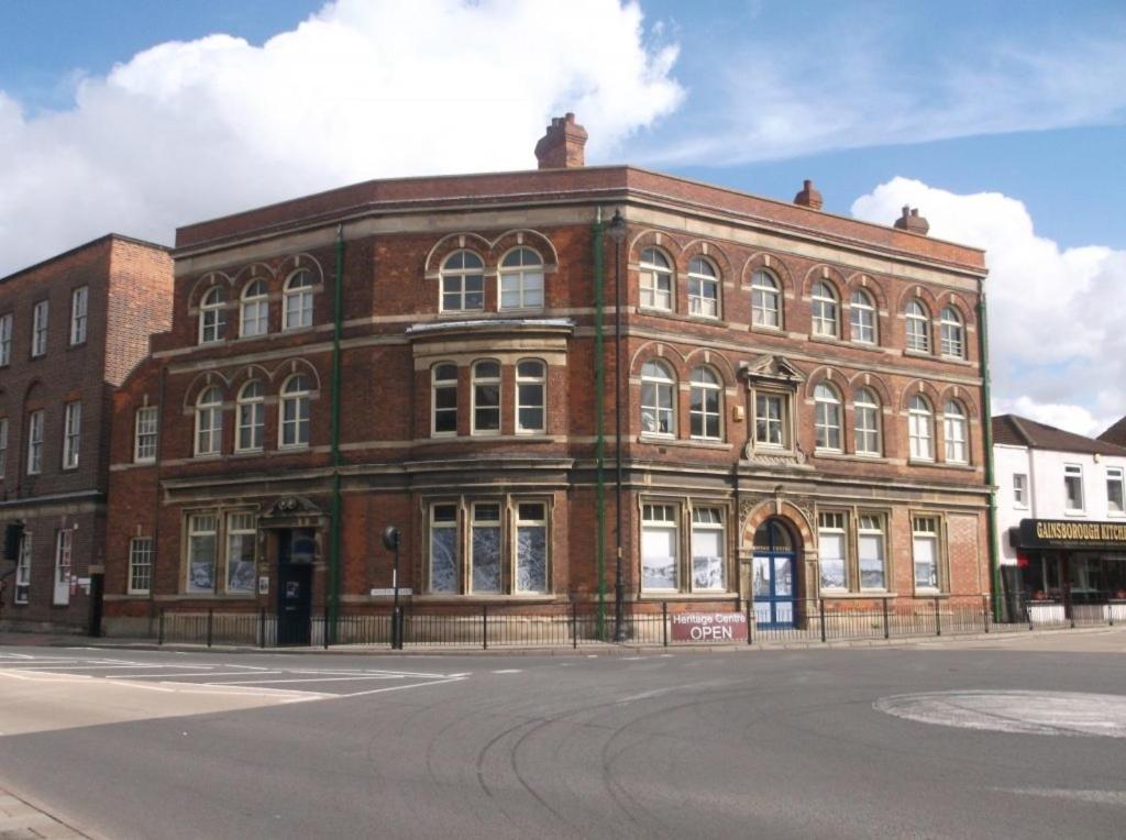 ein großes Backsteingebäude an der Ecke einer Straße in der Unterkunft Gainsborough Hotel in Gainsborough