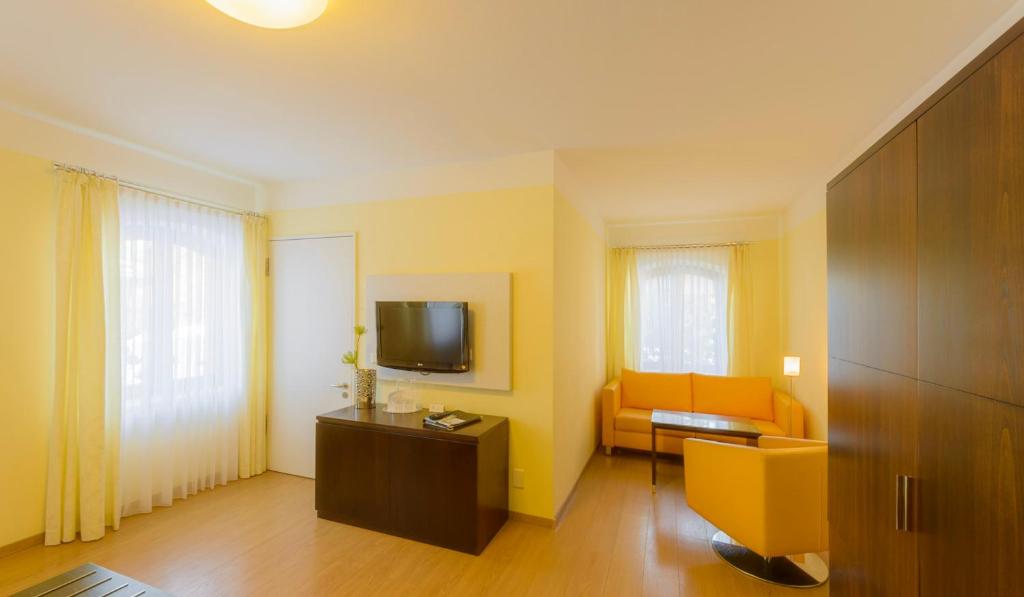 TV a/nebo společenská místnost v ubytování Hotel Am Tiefwarensee