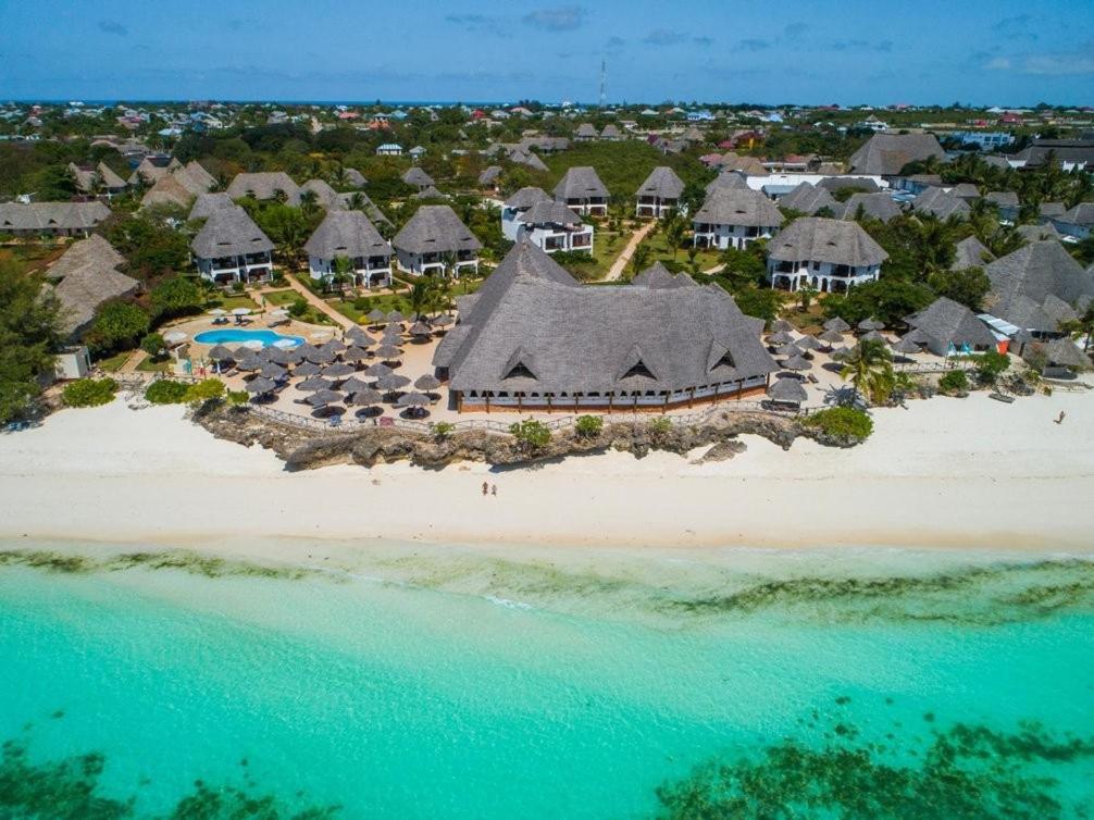 uma vista aérea de um resort numa praia em Veraclub Sunset Beach em Nungwi