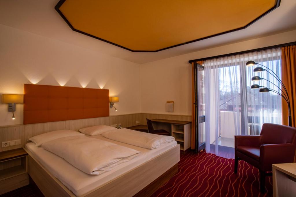 Postel nebo postele na pokoji v ubytování Hotel am Kurpark