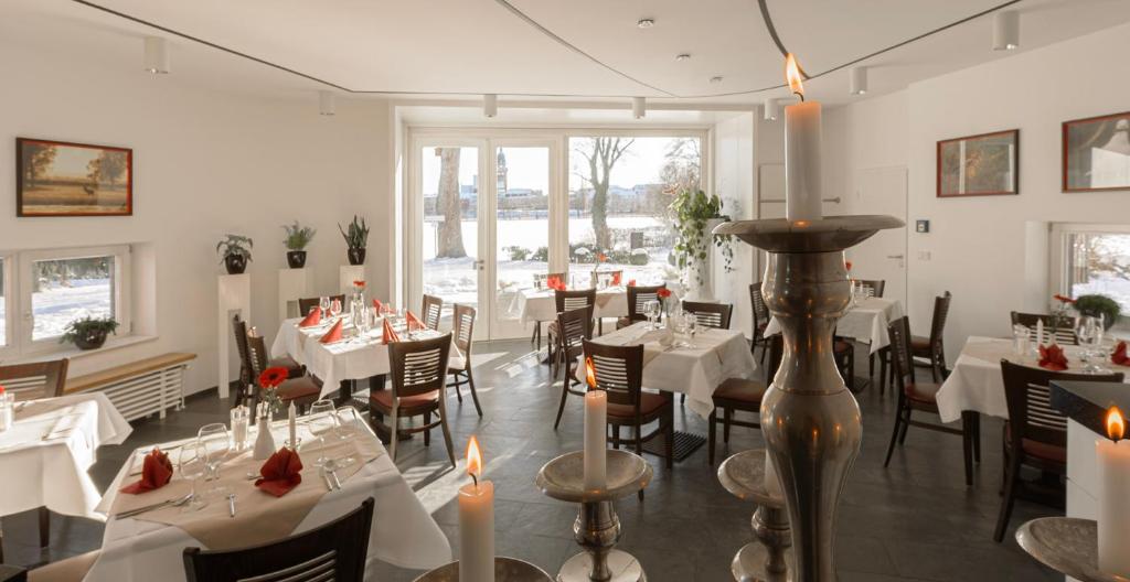 Restaurace v ubytování Hotel Am Tiefwarensee