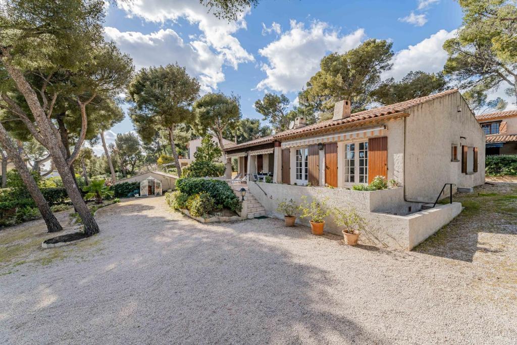 an exterior view of a house with a driveway at Villa l'Escapade par Dodo à Cassis in Cassis