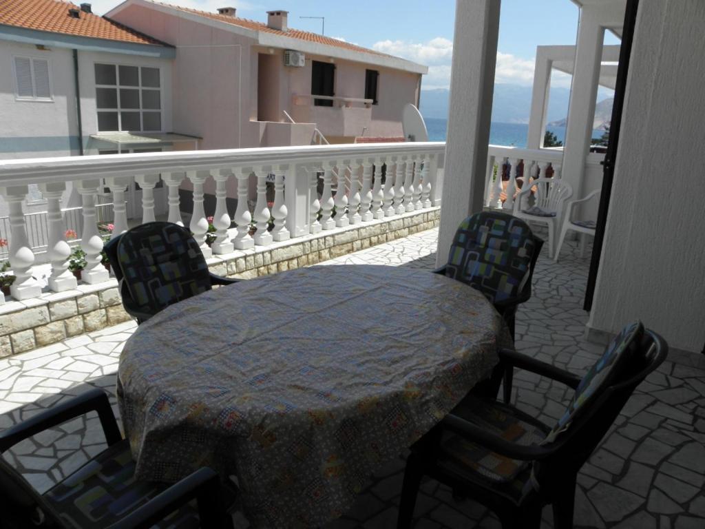 Balkón alebo terasa v ubytovaní Apartments Milan in Baska (863)