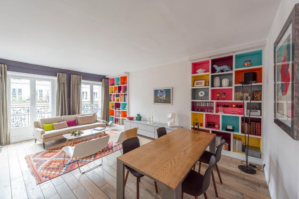 un salon avec une table et un canapé dans l'établissement Parador, à Paris