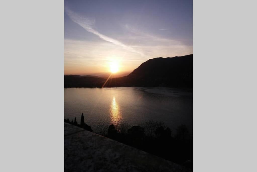 布萊維奧的住宿－Appartment in Blevio; stunning view of the lake，日落在湖上,阳光照耀