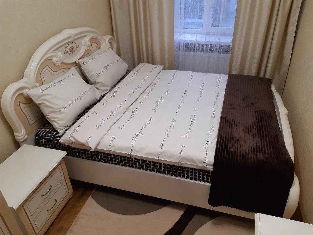 Postel nebo postele na pokoji v ubytování Двокімнатна