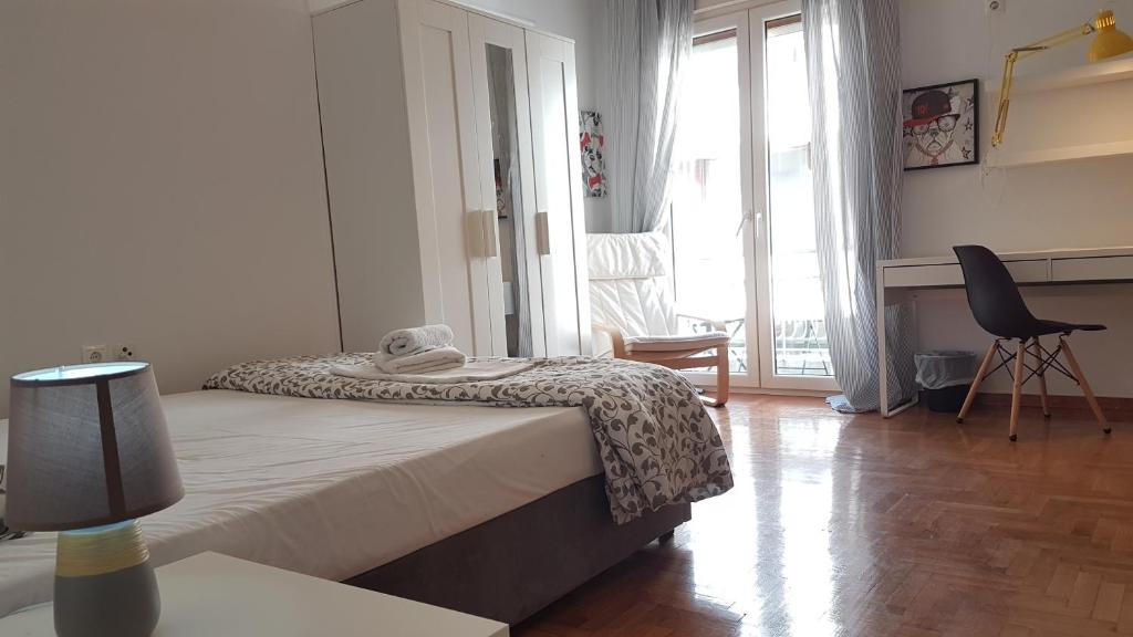 Postel nebo postele na pokoji v ubytování Petrol Apartment- Athens Center, 4 BD, 1 BATH